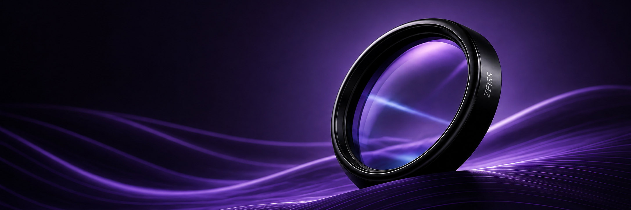 Крупный план боковой части оптических вставок ZEISS для Apple Vision Pro с логотипом ZEISS.